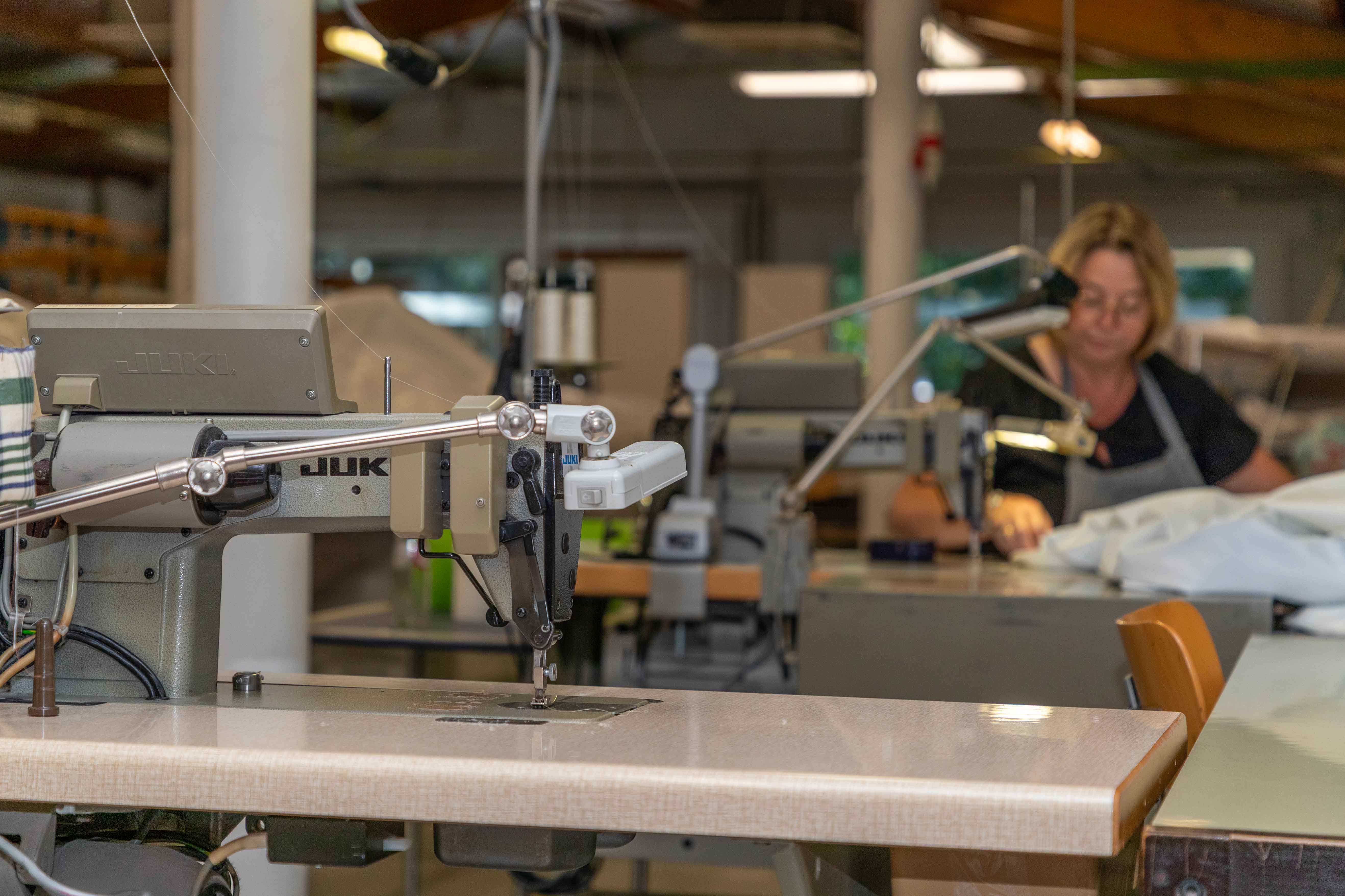 Atelier JVlux met ambachtelijke confectie van gordijnen